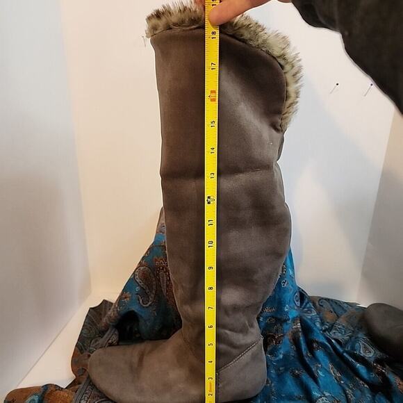 Express Gray Faux Fur Womens Boots Size 7 Man Made Material Tall - Picture 4 of 5